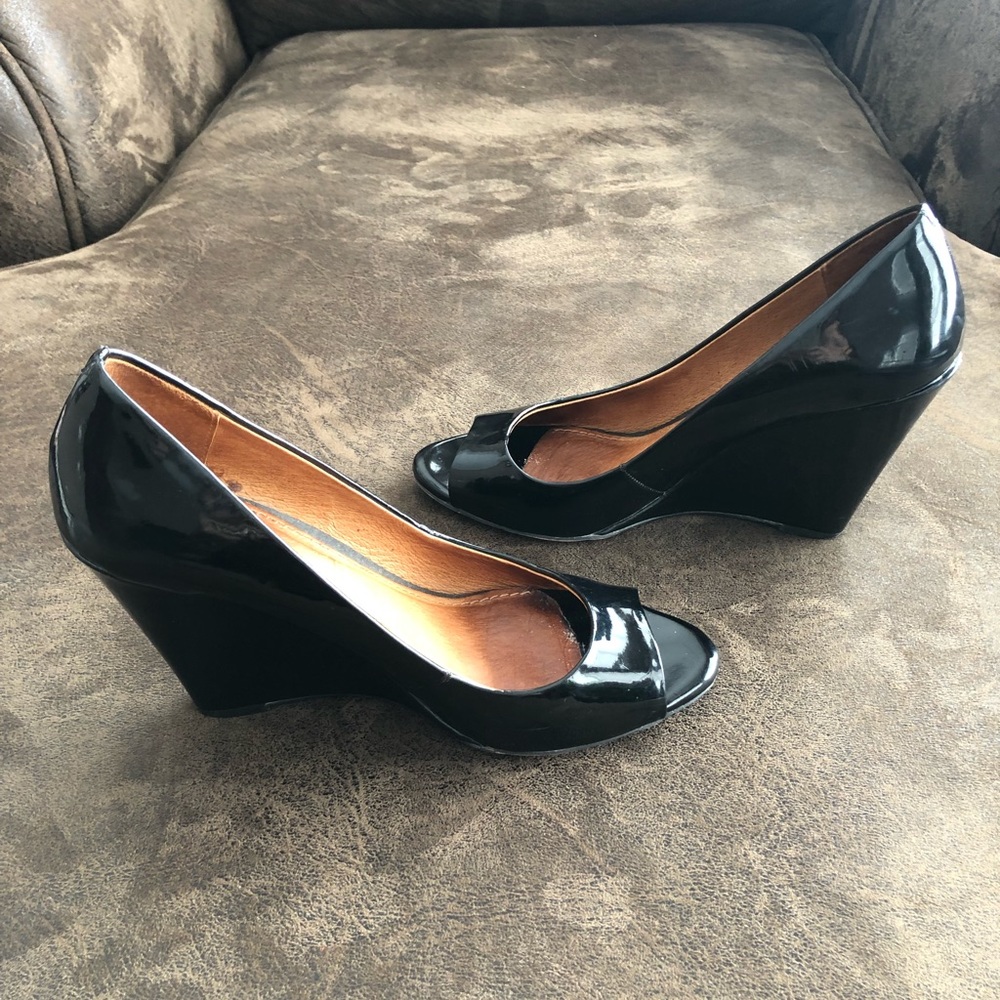 ALDO -7.5- Pretty Patent Peep Toe Wedge Heel in black - Picture 5 of 13